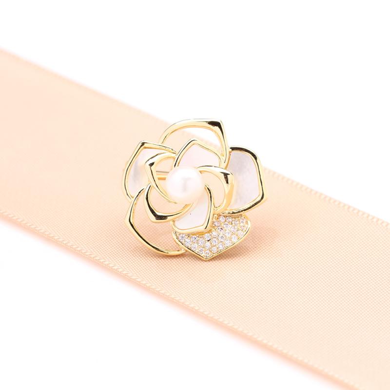 ブローチ レディース 山茶花 カメリア 高級感 高見え 天然 マザーオブパール パール パール 上品 エレガント 豪華 おしゃれ 結婚式 卒業式 入学式 セレモニー フォーマル パーティー 普段使い ギフト プレゼント ゴールド ホワイト 女性用 アクセサ