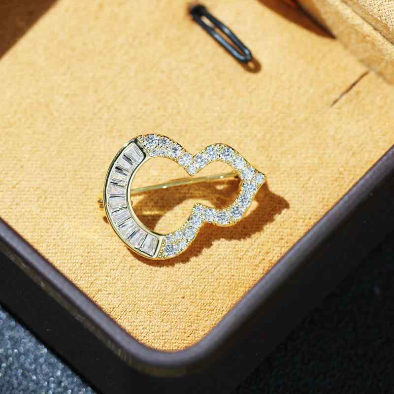 ブローチ 男女兼用 メンズ レディース はだけ防止 胸元隠し 通勤 オフィスカジュアル 瓢箪モチーフ ジ..