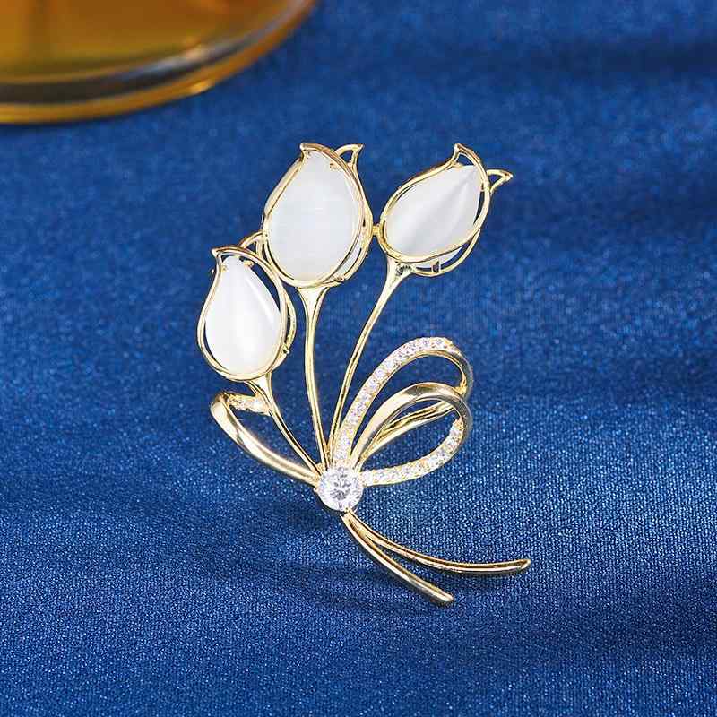 ブローチ レディース ジルコニア チューリップ キャッツアイ風 上品 繊細 ライトラグジュアリー 銅製 電気メッキ加工 ゴールドカラー エレガント ファッション 通勤 スーツ フォーマル パーティー 結婚式 卒業式 入学式 ギフト プレゼント