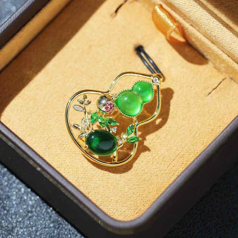 ブローチ 男女兼用 国風 レトロ グリーン ストーン装飾 ひょうたん型 金メッキ 万能 上品 エレガント ..
