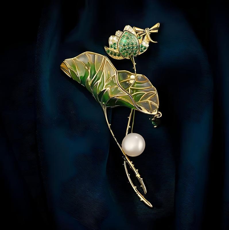 ブローチ レディース 高級感 中国風 琺瑯彩絵 蓮池の月夜 蓮 ニッチデザイン ピンブローチ アクセサリー グリーン 合金製 文芸レトロ フォーマル パーティー 結婚式 発表会 入学式 卒業式 上品 エレガント かわいい おしゃれ プレゼント ギフト 誕