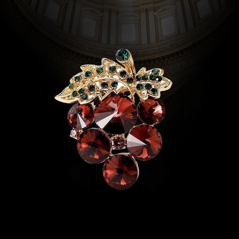 ブローチ レディース 胸元開き防止 ストール留め クリスタル 高級感 上品 エレガント 紫ぶどう フルーツモチーフ スーツ ジャケット フォーマル 入学式 卒業式 結婚式 パーティー お洒落 かわいい