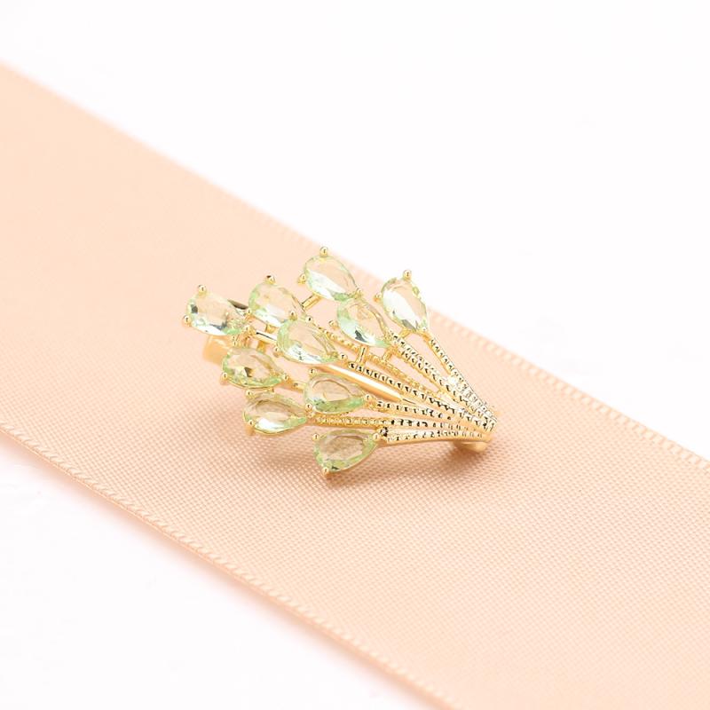 ブローチ 男女兼用 ユニセックス ゴールド 金メッキ 銅製 電気メッキ加工 グリーン ジルコニア 花モチ..