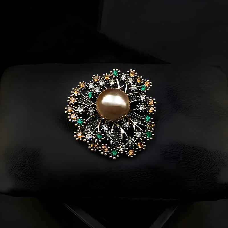 ブローチ レディース 透かし細工 ジルコニア パール レトロ 満天星 上品 エレガント 高級感 スーツ フォーマル コサージュ 結婚式 入学式 卒業式