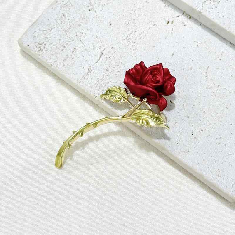 ブローチ レディース フレンチ ロマンチック 赤バラ フラワー 精巧 繊細 華やか 上品 電気メッキ加工 合金製 ジャケット スーツ フォーマル カジュアル オケージョン 結婚式 パーティー 入学式 卒業式 プレゼント