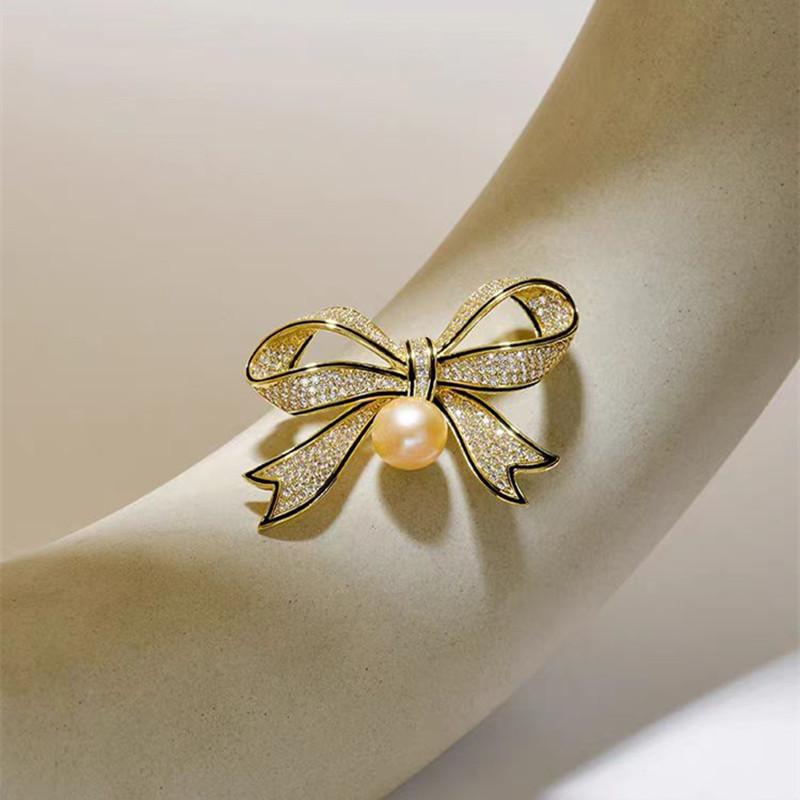 ブローチ レディース 胸元固定 露出防止 ずれ防止 パール リボン 上品 エレガント きれいめ フォーマル スーツ ドレス 洋服 アクセサリー