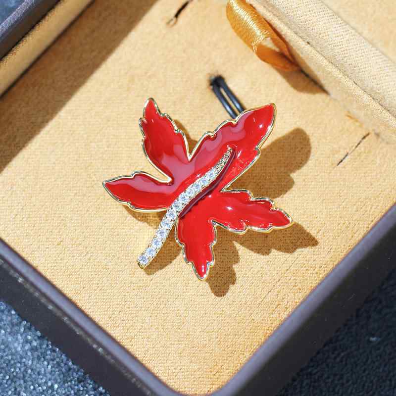 ブローチ 男女兼用 秋物 高級感 エレガント レッド 七宝風 もみじ ラインストーン 銅製 フレンチレトロ..