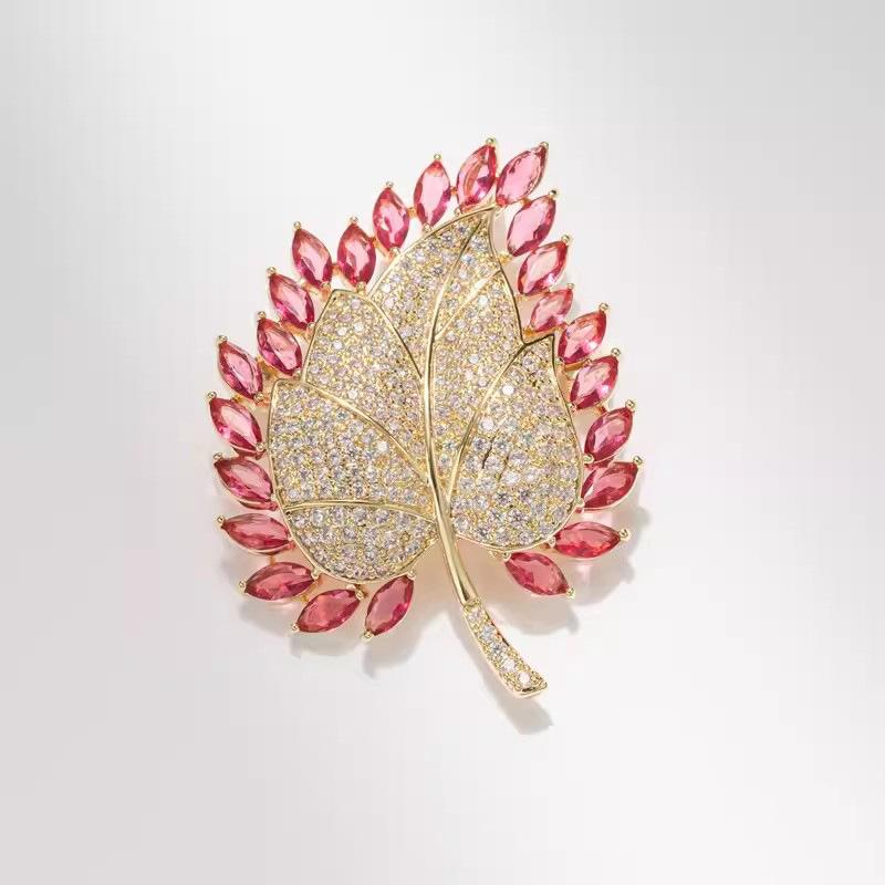 ブローチ レディース 高級感 楓の葉 もみじ クリスタル ラインストーン エレガント 上品 繊細 万能 日韓スタイル ファッション小物 スーツ ジャケット 結婚式 入学式 卒業式 フォーマル カジュアル 婦人向け