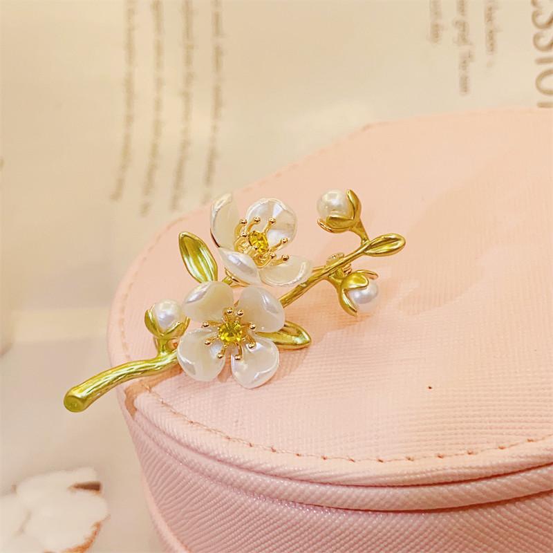 ブローチ レディース ジャスミン フラワー 合金製 エポキシ加工 高級感 植物モチーフ ナチュラル エレ..