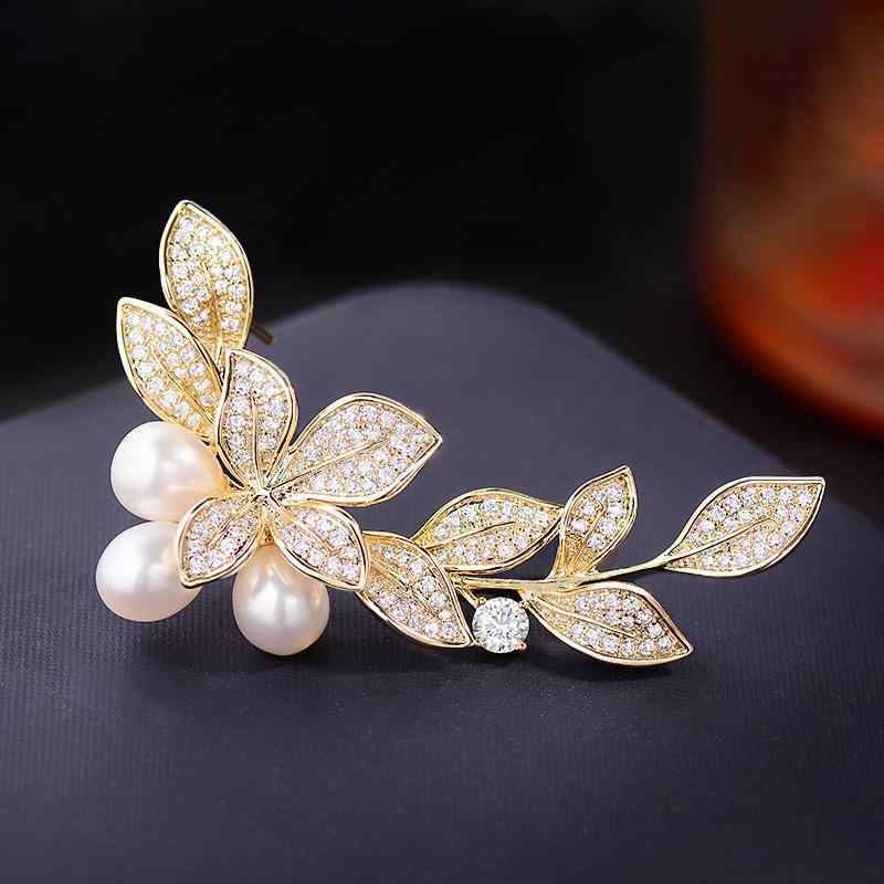 ブローチ レディース 秋冬 高級感 淡水パール 小枝 個性的なデザイン 繊細な 銅 ジルコニア 電気メッキ..
