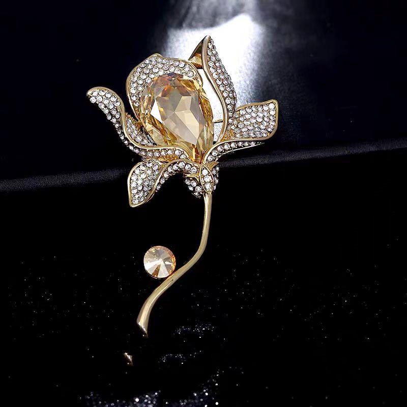 ブローチ レディース マグノリアの花 クリスタル 亜鉛合金 エレガント 高級感 豪華 上品 個性的 デザイン アクセサリー 結婚式 入学式 卒業式 卒園式 フォーマル セレモニー パーティー SNS映え 上質 ギフト プレゼント