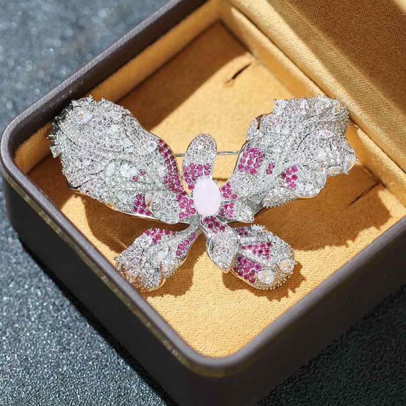 ブローチ レディース 蝶々モチーフ ライトラグジュアリー 高級感 ジュエリー風 煌めくストーン エレガ..