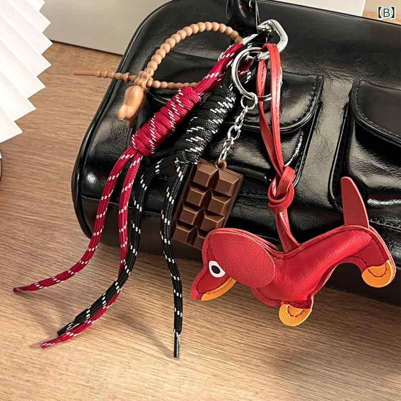 セキュアデポのバッグチャーム レトロ レザー ダックスフンド ドッグ 編み込み チョコレート型 ミニポーチ 小物入れ キーホルダー キーリングストラップ 個性的 ブラウン レッド ブラック バッグ飾り｜アングル3
