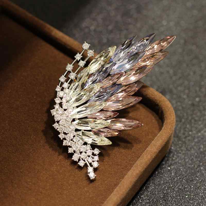 ブローチ レディース 胸元カバー ストール留め 凝ったデザイン 電気メッキ加工 グラデーションカラー ..