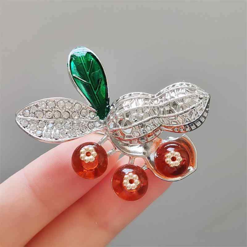 ブローチ レディース 高級感 ジルコニア ピーナッツ 葉っぱモチーフ エレガント ライトラグジュアリー ..