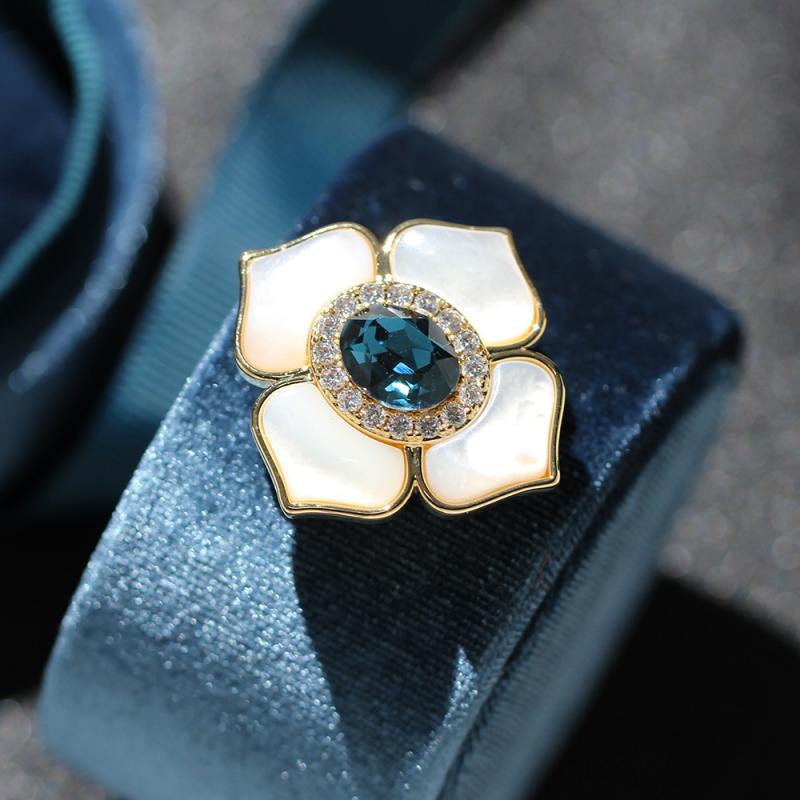 楽天セキュアデポブローチ レディース クラシック エレガント 高級感 天然 マザーオブパール 山茶花 モチーフ 強力マグネット 跡なし ピンなし 見えにくい ずれ防止 人工クリスタル 電気メッキ加工 レトロ調 アクセサリー