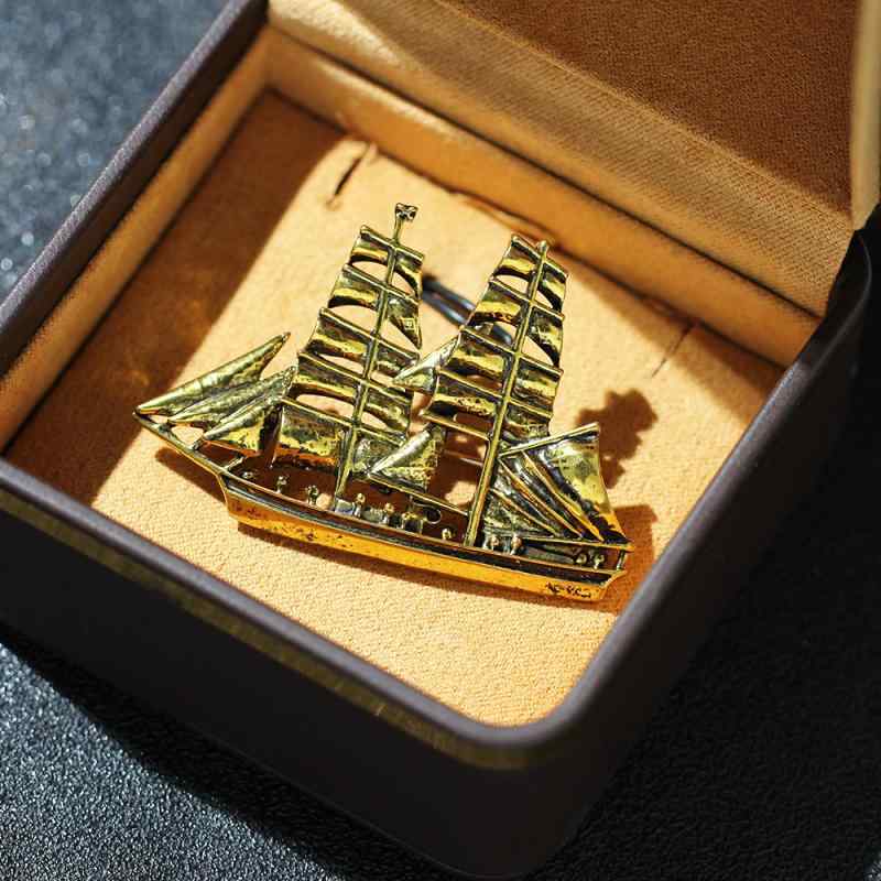 ブローチ 男女兼用 高級感 ユニーク 存在感 アンティーク調 古銅色 帆船 ヨット モチーフ ピン 順風満..