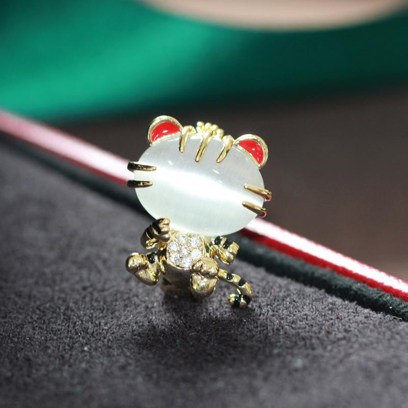 ブローチ レディース かわいい エナメル加工 ジルコニア装飾 人工キャッツアイ 寅年 干支 虎 タイガー ..