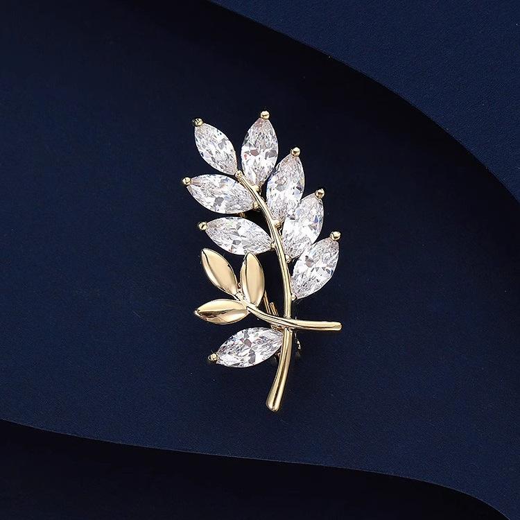 ブローチ レディース 襟元 開襟防止 ピン ゴールド シルバー 上品な ジルコニア リーフモチーフ 韓国風..
