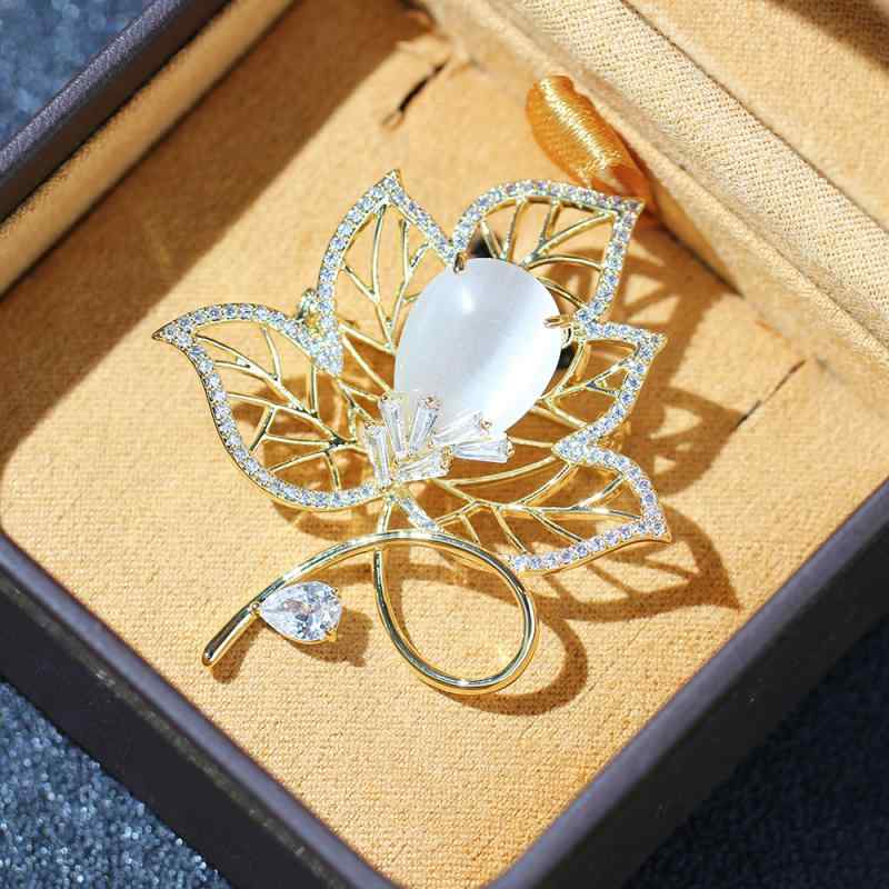 ブローチ 男女兼用 メンズ レディース 秋冬 金メッキ 透かし彫り 人工キャッツアイストーン もみじ リ..