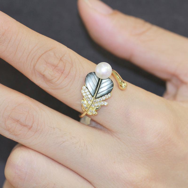 指輪 レディース 高級感 個性的 天然黒蝶貝 彫刻 フェザーモチーフ フリーサイズ ゴールドメッキ 淡水パール 人差し指リング 銅製 ゴールドカラー ファッション 通勤(4)