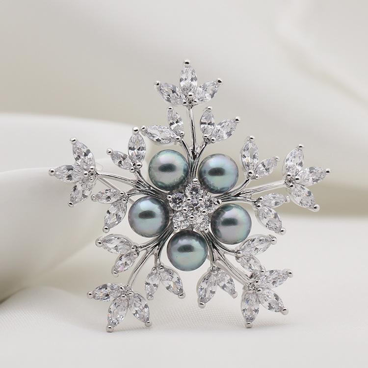 ブローチ レディース 韓国風 雪の結晶 フェイクパール エレガント 上品な輝き 銅製 電気メッキ加工 フォーマル 結婚式 入学式 卒業式 パーティー 普段使い ワンポイント アクセサリー