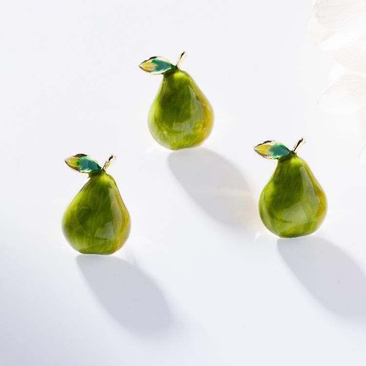 襟ピン レディース 日韓系 かわいい 梨モチーフ 個性的 ブローチ 銅製 金メッキ 人工宝石 服 帽子 バッ..