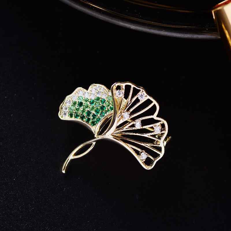 ブローチ ユニセックス はだけ防止 Vネック イチョウの葉 ジルコニア 上品 エレガント 銅製 電気メッキ..