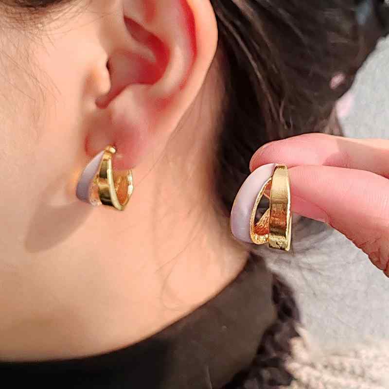 ピアス イヤリング レディース レトロ 高級感 合金素材 電気メッキ加工 トレンド 個性的デザイン 幾何学模様 ラウンド型 オーバル型 上品 フェミニン 春夏