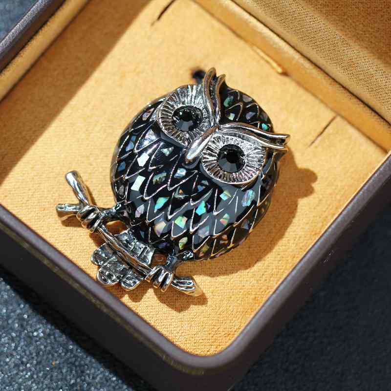 ブローチ 男女兼用 おしゃれ ファッション小物 欧米風 個性的 フクロウ 動物モチーフ 黒 白 2色 エナメ..