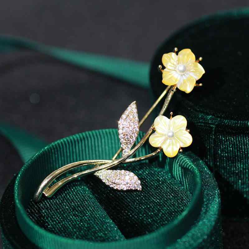 ブローチ レディース 女性用 高級感 エレガント 上品 天然イエローシェル 彫刻 花束 チューリップ フラ..