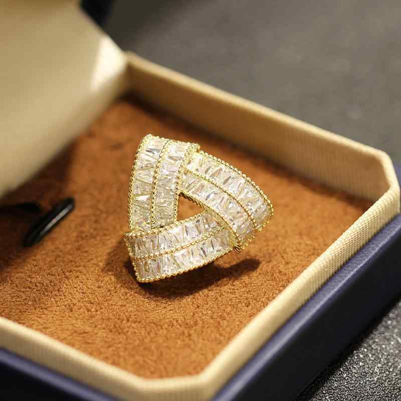 ブローチ 男女兼用 高見え エレガント 極小ジルコニア 三角 幾何学モチーフ 銅製 電気メッキ加工 ゴー..