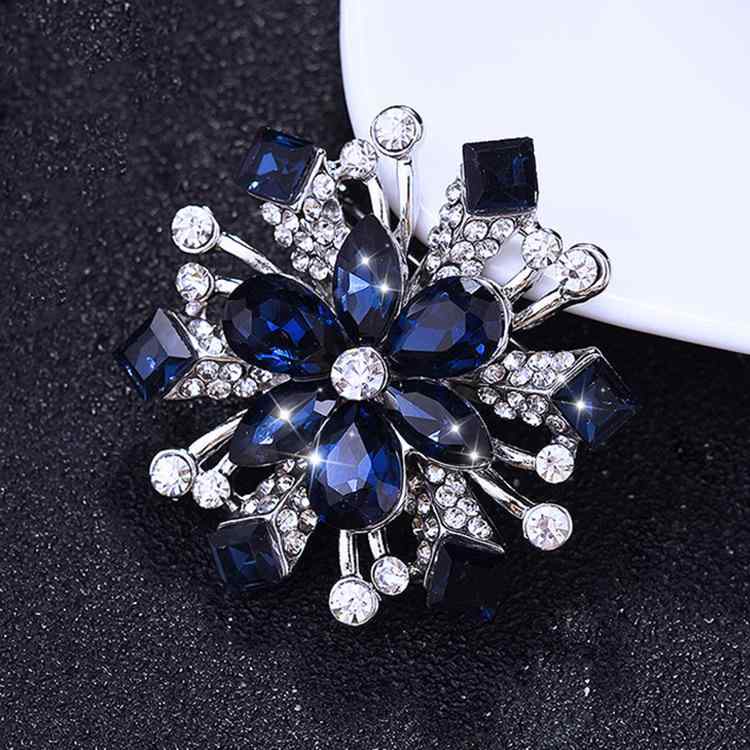 ブローチ レディース 韓国風 おしゃれ ラインストーン フラワー クリスタル エレガント 多機能 合金製 コサージュ ピン どんなスタイルにも コート ジャケット ショール スカーフ 卒業式 入学式 結婚式 パーティー フォーマル 普段使い シルバー ブ