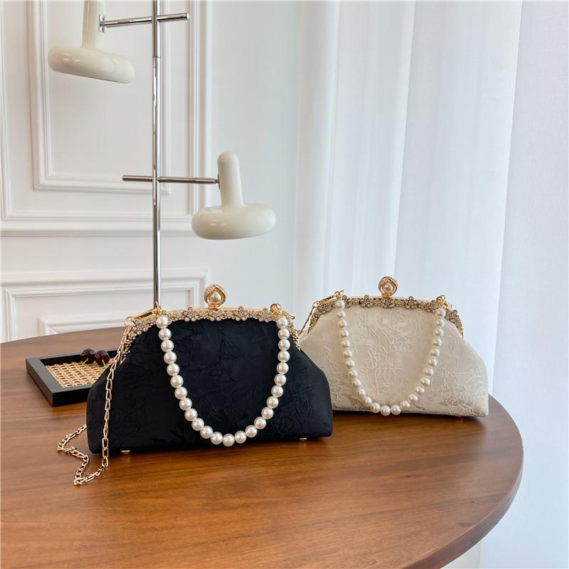 バッグ 大容量 高級感 上質 浮き彫り花柄 がま口 ロック金具 手提げ 肩掛け 斜め掛け レトロ ヴィンテージ クラシック 大人カジュアル シンプル 通勤 デイリー 日常使い ポリエステル製 オフホワイト ブラック