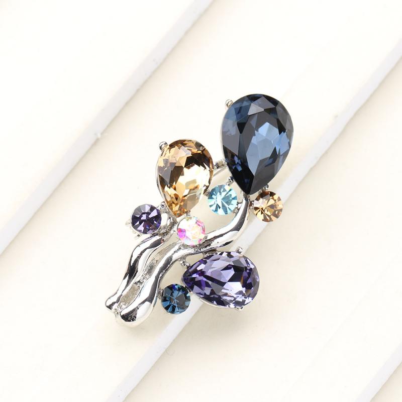 ブローチ レディース 胸元カバー 露出防止 金メッキ 電気メッキ加工 人工クリスタル ラインストーン ア..