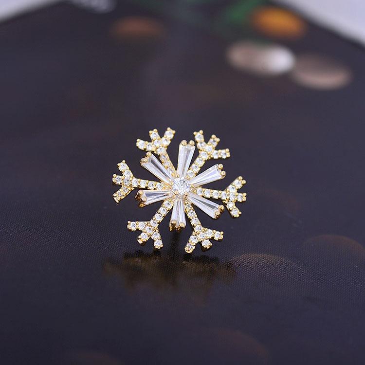 ブローチ レディース チラ見え防止 きらきら輝く 雪の結晶 スノーフレーク ジルコニア エレガント 上品 おしゃれ 韓国ファッション 電気メッキ加工 銅製