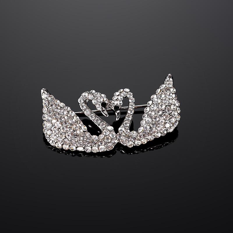 ブローチ レディース スワン ジルコニア ちら見防止 おしゃれ 個性的 ファッション コート スカーフピ..