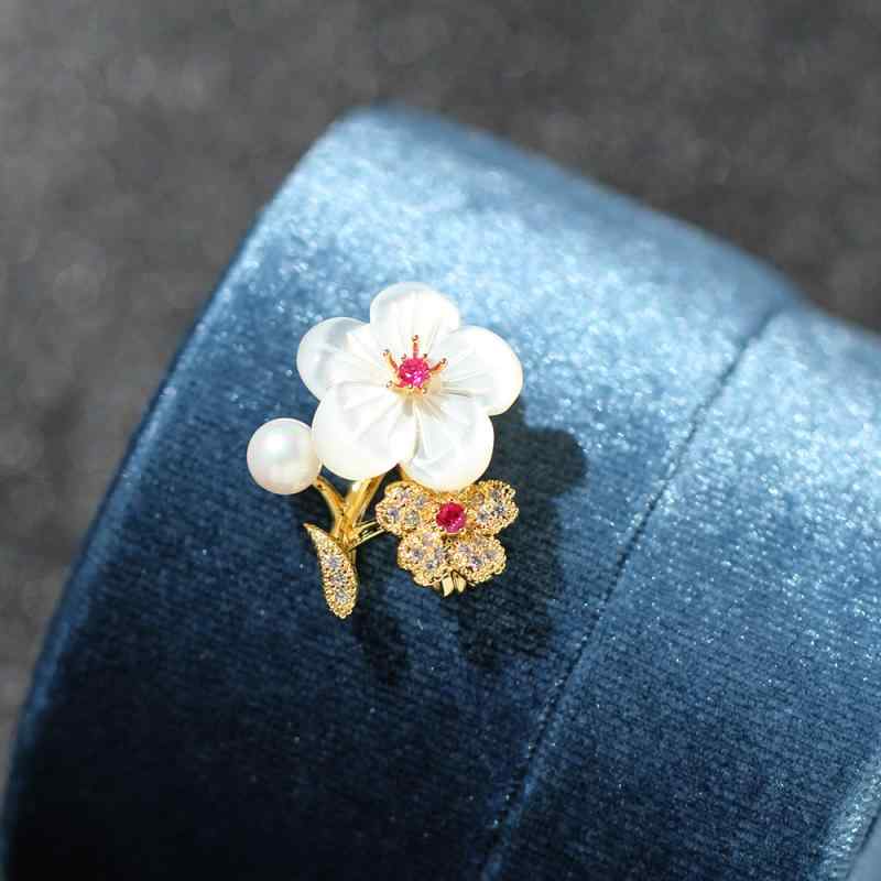 ブローチ レディース 高級感 天然白蝶貝 彫刻 ゴールドカラー 金メッキ ジルコニア 梅 桃 フラワーモチーフ 入学式 卒業式 結婚式 パーティー フォーマル エレガント かわいい アクセント