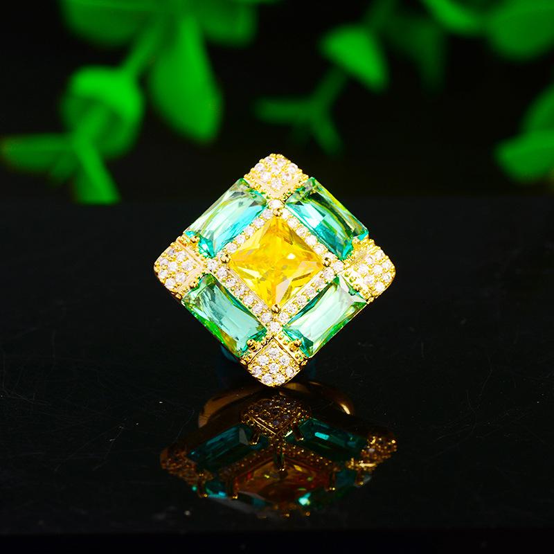 ブローチ レディース 高級感 上質 スクエア マグネット式 マイクロパヴェ ジルコニア 幾何学デザイン 襟ピン 欧米風 エレガント ファッ..