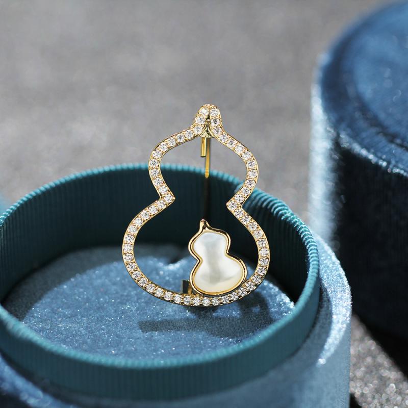 ブローチ レディース 胸元固定 中国風 高級感 ジルコニア装飾 瓢箪モチーフ 天然貝殻 金メッキ加工 エ..