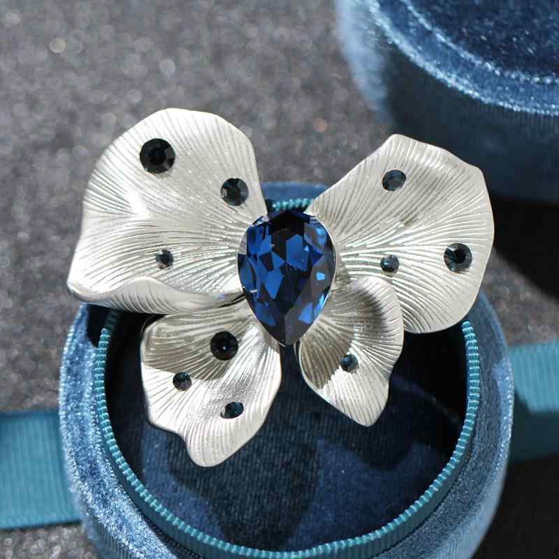 ブローチ レディース 人工水晶 蝶々 昆虫モチーフ 立体感 大ぶり 華やか マットゴールド シルバーカラ..