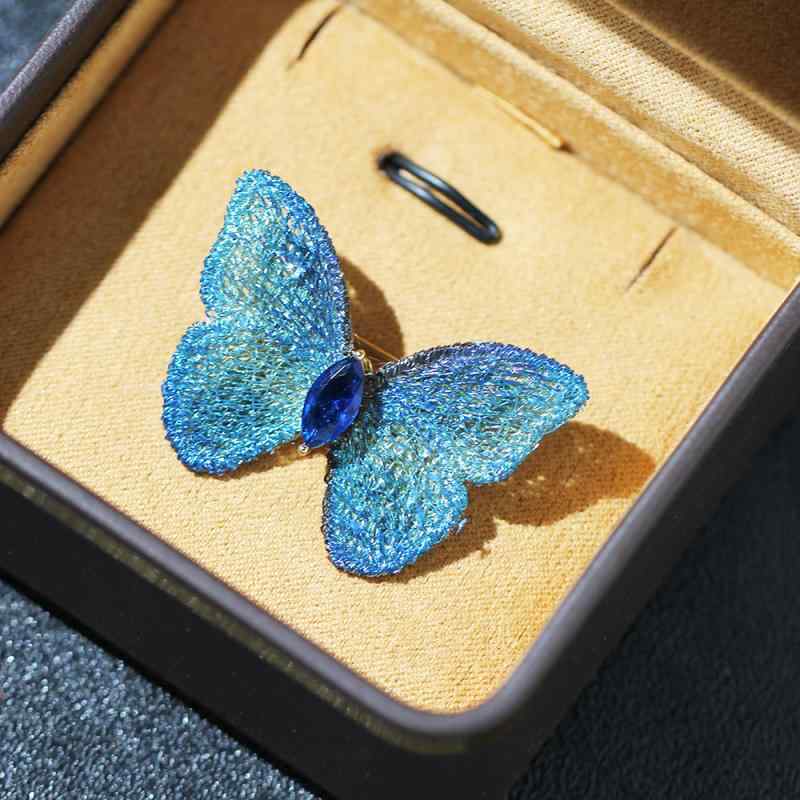 ブローチ レディース 蝶々 昆虫モチーフ シンプル おしゃれ ファブリック刺繍 ジルコニア 電気メッキ加工 銅製 2色 万能 コーディネー..