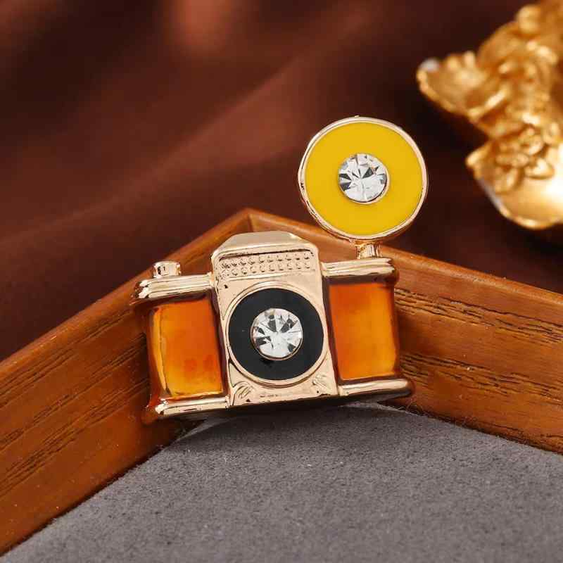 楽天セキュアデポブローチ 男女兼用 ピンブローチ 上品 高級感 電気メッキ加工 色褪せ防止 エナメル ジルコニア カメラ ミシン モチーフ レトロ クラシック 個性的 合金製 装飾品（x2）