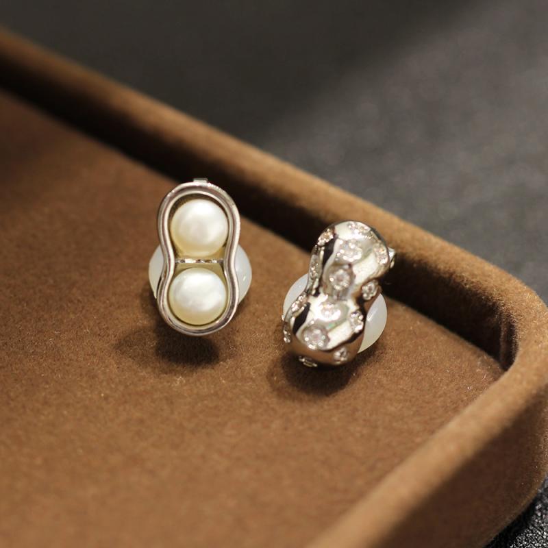 イヤリング レディース コンパクト 繊細 ジルコニア アシンメトリー ピーナッツモチーフ ゴールドメッ..