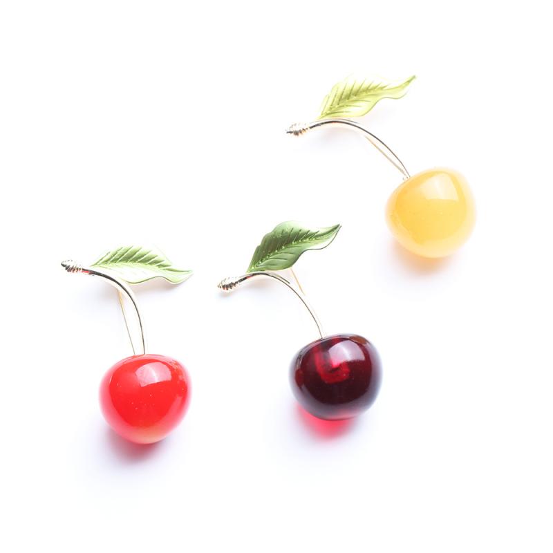 ブローチ レディース かわいい シンプル おしゃれ 黄色 さくらんぼ フルーツモチーフ エナメル加工 銅製 ストール留め 襟元固定 2WAY ギフト プレゼント