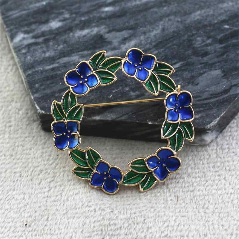 ブローチ レディース 胸元カバー 大ぶり フラワーリース ボタニカルデザイン エナメル加工 合金 上品 エレガント 華やか 結婚式 パーティー 入学式 卒業式 フォーマル オフィス カジュアル