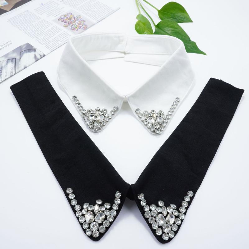 ・カラー展開: ブラック、ホワイト