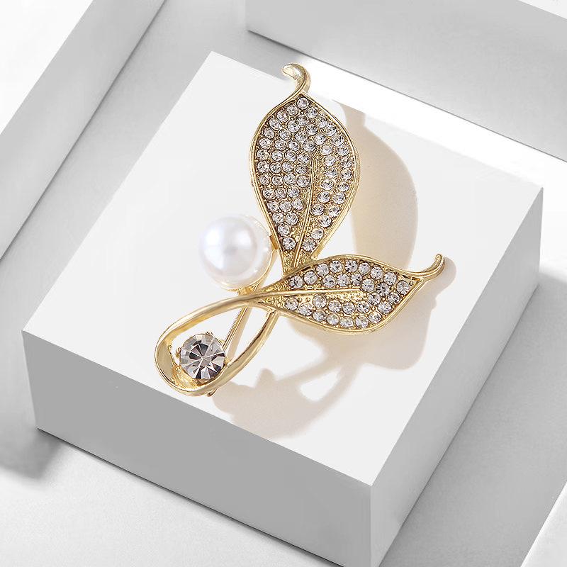 ブローチ レディース 谷間隠し 胸元カバー リーフ 葉っぱ パール パール ラインストーン ゴールド 金色..