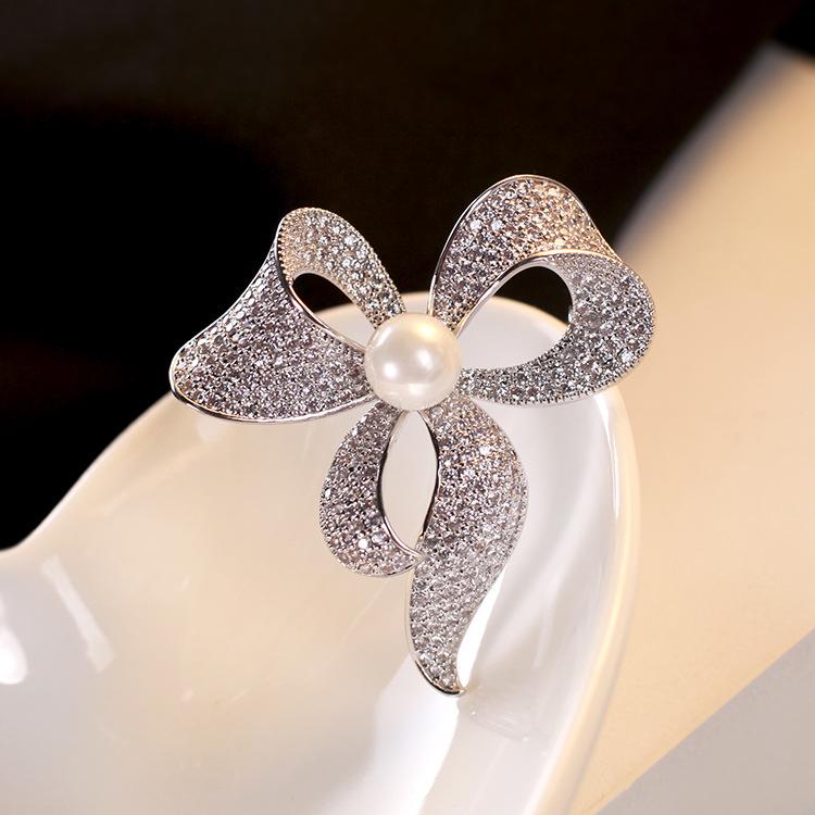 ブローチ レディース 女性用 韓国風 蝶結び リボン パール パール ジルコニア 上品 エレガント 高級感 万能 フォーマル カジュアル オフィス 結婚式 パーティー 卒業式 入学式 アクセサリー