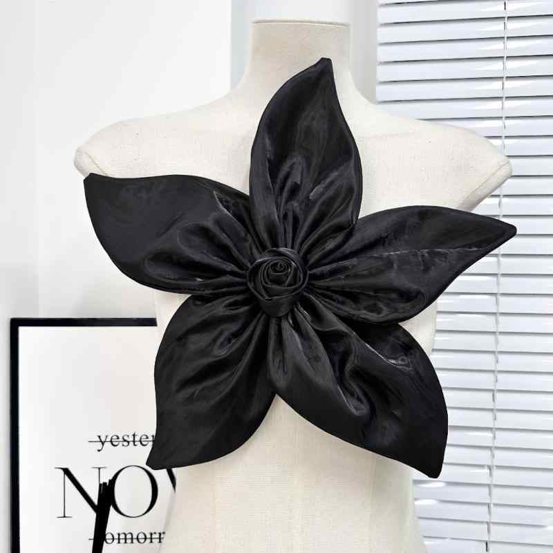 ブローチ 男女兼用 立体 花 シンプル デザイン 布製 装飾品 ジャケット コート 帽子 バッグ スカーフ 洋服 髪飾り用 ホワイト ブラック ピンク(x2)